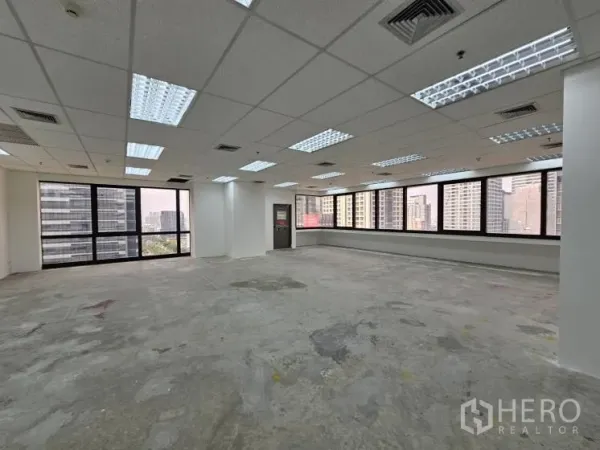 办公空间 出租在Bang Rak, Bangkok - 明亮的毛坯办公空间，整排窗户与城市景观，待租户装修。