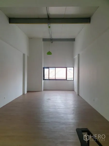 สำนักงานที่บ้าน ให้เช่าในBang Rak, Bangkok - ชั้นบนสุดเพดานสูง คานโชว์ พื้นลามิเนตโทนไม้ เหมาะทำสตูดิโอ