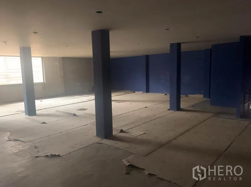 店屋 出租在Watthana, Bangkok - 上层开放式区域，蓝色墙面、立柱与采光窗。