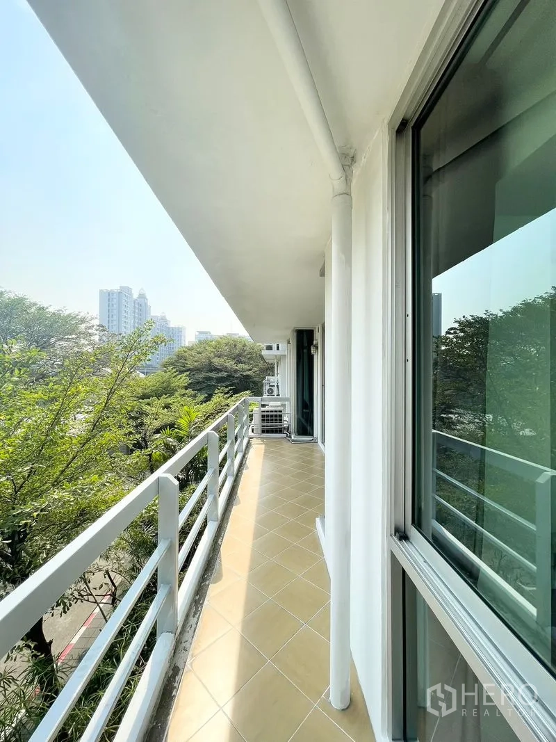 คอนโด for rent in Khlong Toei, Bangkok - ระเบียงทางยาวพร้อมราวกันตกข้างประตูกระจกบานเลื่อน