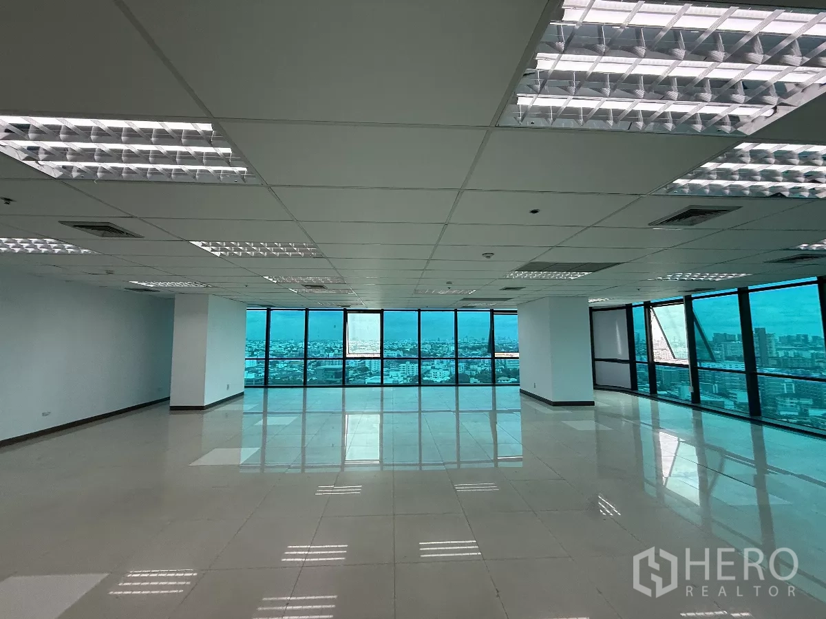 สำนักงาน ให้เช่าในHuai Khwang, Bangkok - สำนักงานแบบเปิดโล่ง มีผนังกระจกเต็มสูง มองเห็นวิวสกายไลน์ พื้นกระเบื้อง เพดานกริดพร้อมไฟ
