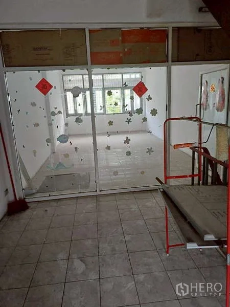 Shophouse for rent in Pom Prap Sattru Phai, Bangkok - Sliding glass doors with stickers opening to a bright multipurpose room.