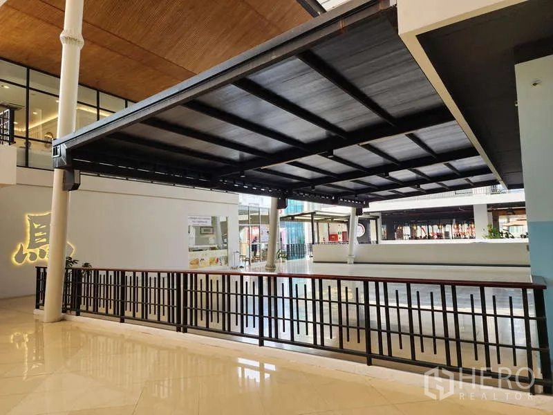 零售空间 出租在Bang Kho Laem, Bangkok - 商场上层走廊，黑色钢结构雨棚与栏杆，可眺望周边店铺。