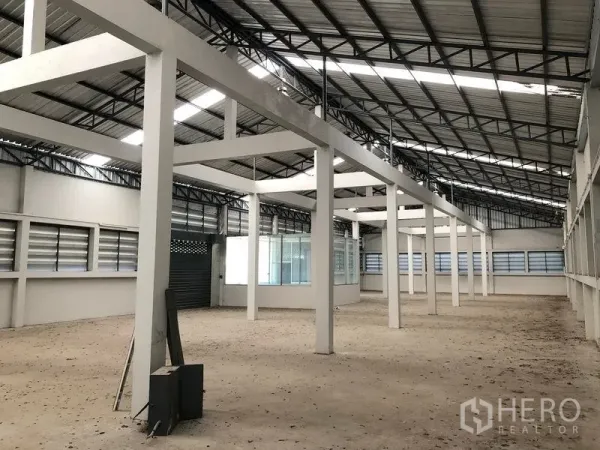 工厂 出租在Bang Bua Thong, Nonthaburi - 大型仓储大厅，钢桁架结构与耐用混凝土地面。