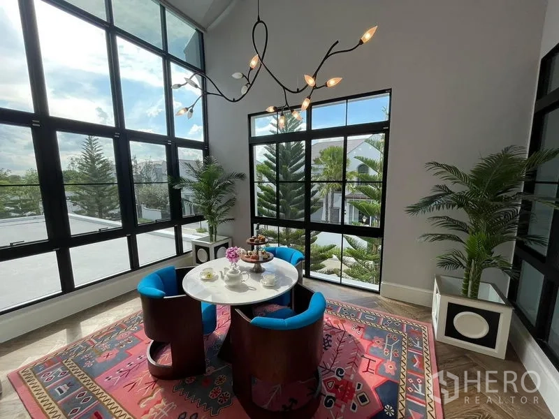 บ้าน ให้เช่าหรือขายในSaphan Sung, Bangkok - มุมรับประทานอาหารเช้ารอบกระจก เพดานสูง หน้าต่างกรอบดำ มองเห็นต้นไม้เขียว