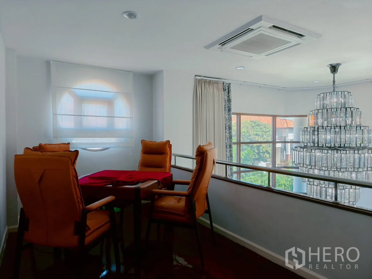 บ้าน ให้เช่าในLat Krabang, Bangkok - ชั้นลอยนั่งเล่น เก้าอี้สีส้มสี่ตัว ข้างหน้าต่างดับเบิลไฮต์และโคมระย้า