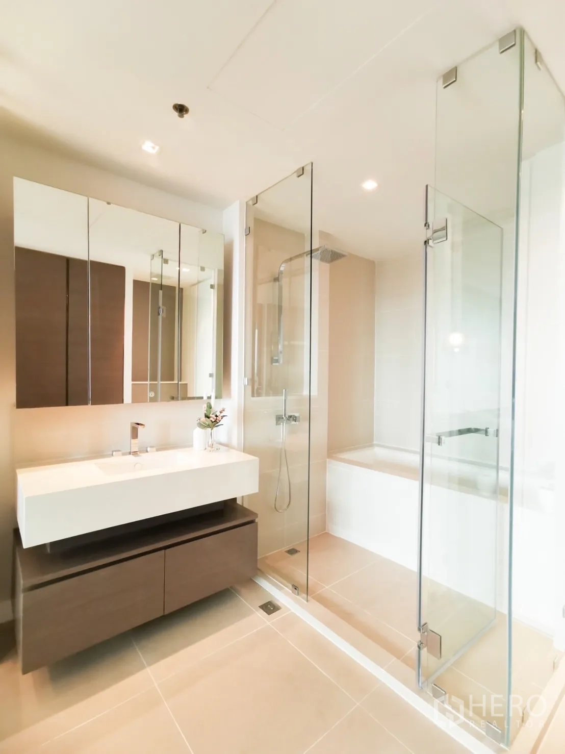 คอนโด ให้เช่าหรือขายในKhlong San, Bangkok - ห้องน้ำสมัยใหม่พร้อมอ่างล้างหน้ากว้าง ตู้อาบน้ำกระจก และอ่างอาบน้ำแยก