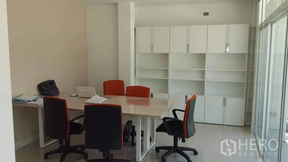 คอนโด ให้เช่าในPathum Wan, Bangkok - พื้นที่ประชุมพร้อมโต๊ะ เก้าอี้สำนักงานสีส้ม และตู้บิลท์อินสีขาวติดหน้าต่างบานใหญ่