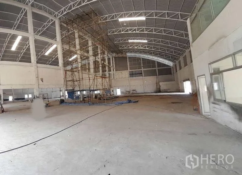 โรงงาน ให้เช่าในMueang Samut Prakan, Samut Prakan - ฮอลล์คลังสินค้าเปิดโล่ง หลังคาโค้ง พร้อมนั่งร้านและพื้นคอนกรีตกว้าง