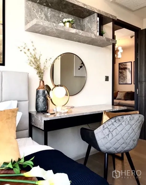 คอนโด ให้เช่าในWatthana, Bangkok - ชั้นวางหินอ่อนบิลท์อินและโต๊ะเครื่องแป้งพร้อมเก้าอี้บุนวมในห้องนอน