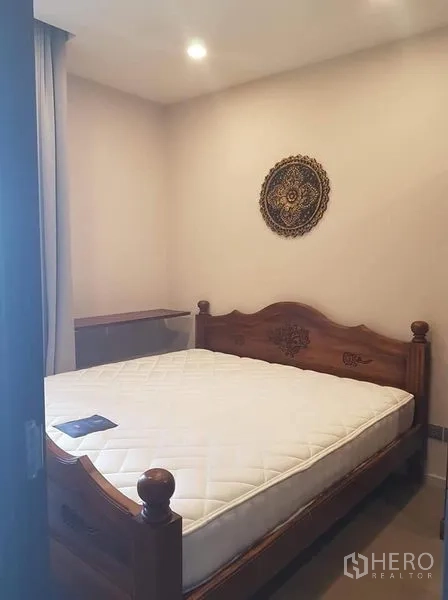 คอนโด ให้เช่าในWatthana, Bangkok - ห้องนอนอบอุ่น เตียงไม้แกะสลักและไฟดาวน์ไลท์