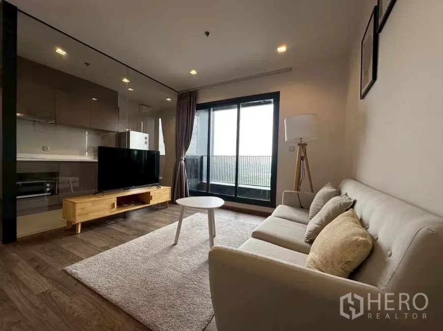 คอนโด ให้เช่าในChatuchak, Bangkok - ห้องนั่งเล่นสไตล์โมเดิร์นที่ ไลฟ์ ลาดพร้าว วัลเลย์ พร้อมโซฟา ชั้นวางทีวี และประตูกระจกสู่ระเบียง