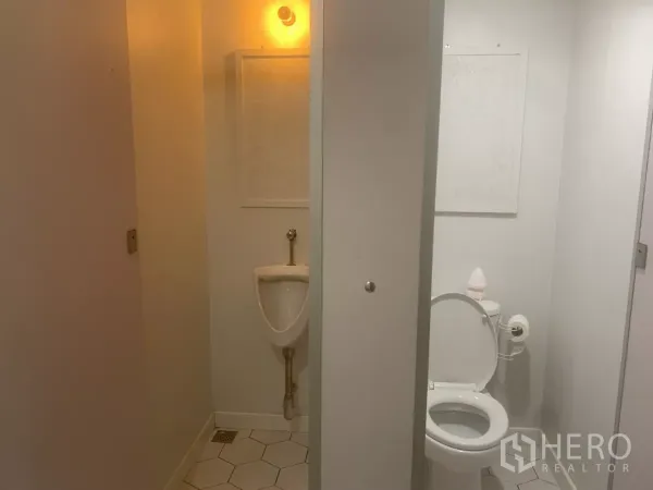 零售空间 出租在Yan Nawa, Bangkok - 店内卫生间，配坐便器与小便池，干净整洁。