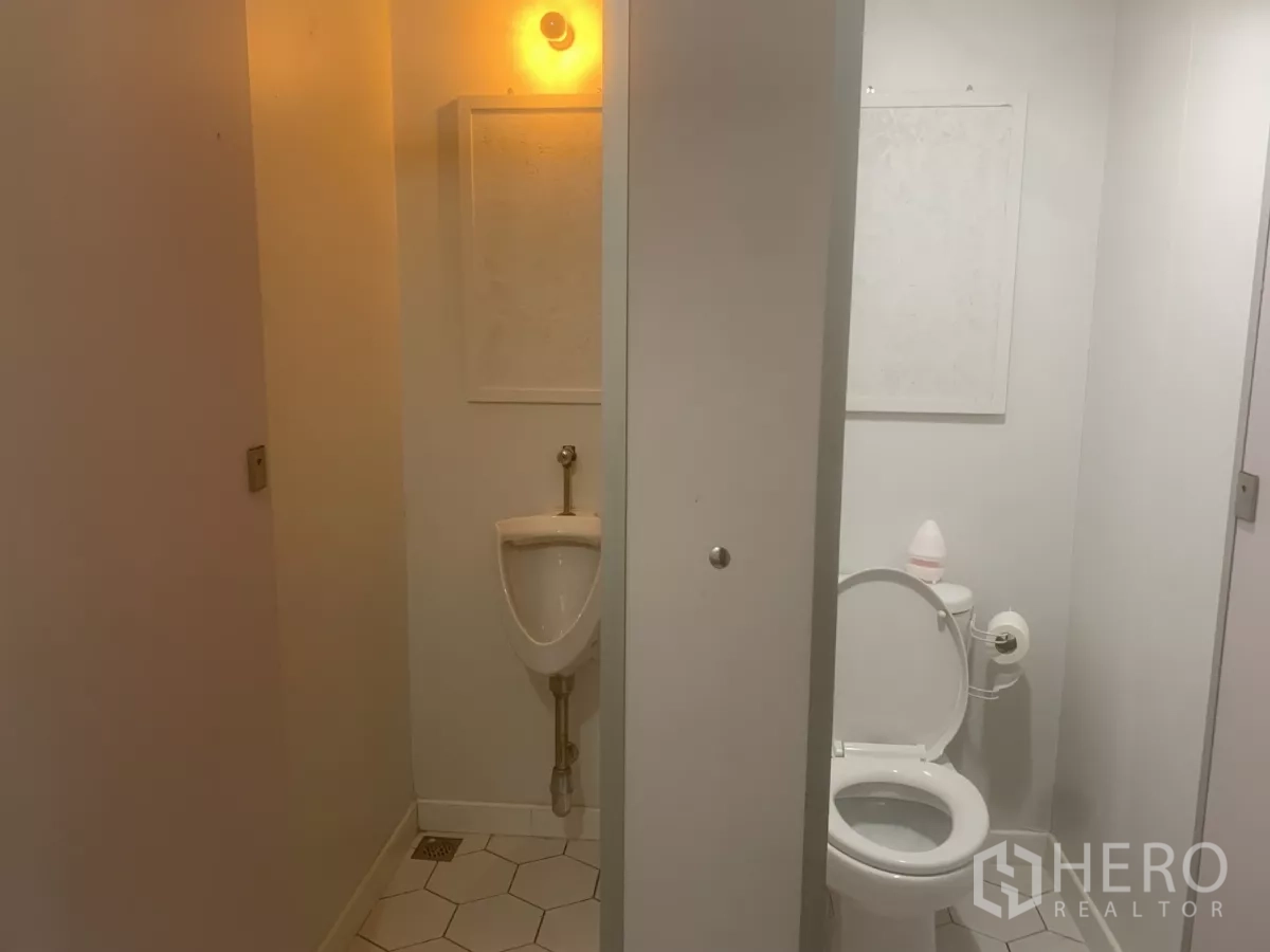 零售空间 出租在Yan Nawa, Bangkok - 店内卫生间，配坐便器与小便池，干净整洁。