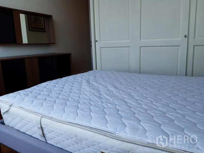 คอนโด ให้เช่าในWatthana, Bangkok - ห้องนอนรองพร้อมเตียง ตู้ล่าง และตู้เสื้อผ้าบานเลื่อนบิวท์อิน