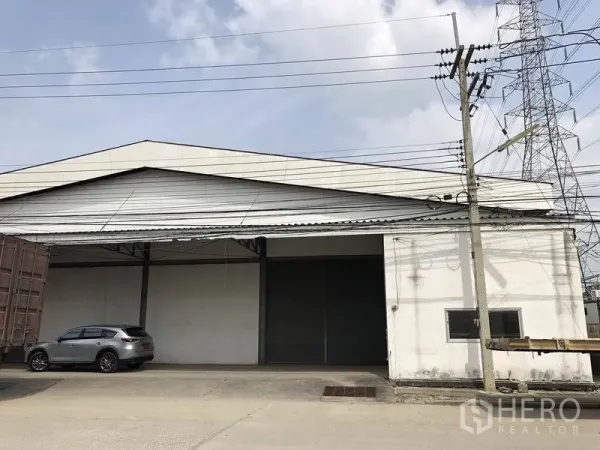 คลังสินค้า ให้เช่าในKhlong Luang, Pathum Thani - ด้านหน้าโกดัง ประตูม้วนขนาดใหญ่ มีหลังคารับส่งสินค้าและพื้นที่รถบรรทุก