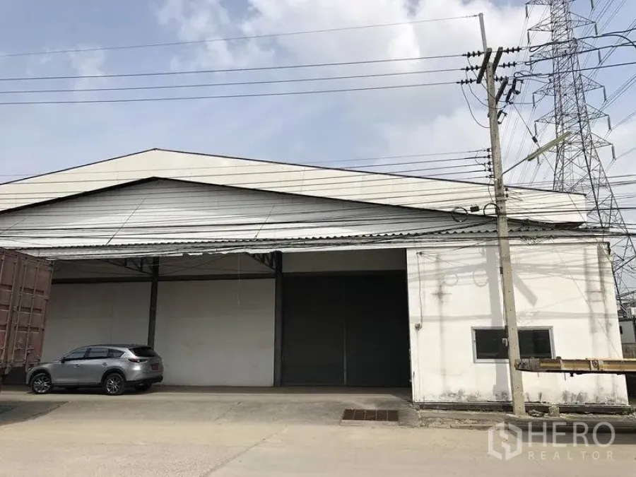 คลังสินค้า ให้เช่าในKhlong Luang, Pathum Thani - ด้านหน้าโกดัง ประตูม้วนขนาดใหญ่ มีหลังคารับส่งสินค้าและพื้นที่รถบรรทุก