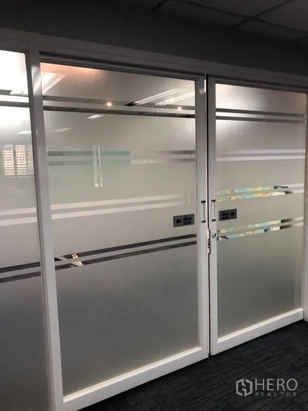 สำนักงาน ให้เช่า - ประตูกระจกฝ้าบานคู่ลายเส้นแนวนอนภายในสำนักงาน