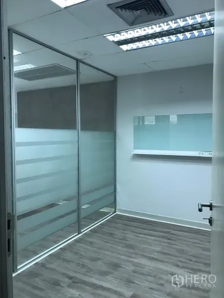 零售空间 出租在Pathum Wan, Bangkok - 小型会议室，玻璃分隔、强化地板和吊顶空调。