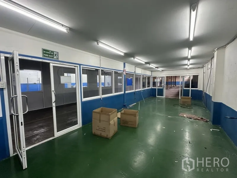 โรงงาน ขายในKhlong Luang, Pathum Thani - ห้องทำงานกั้นกระจก พื้นอีพ็อกซี่สีเขียว มีประตูเข้าออกสองด้าน
