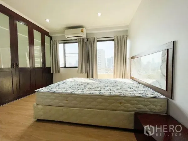 คอนโด ให้เช่าหรือขายในKhlong Toei, Bangkok - ห้องนอนสว่าง เตียงขนาดใหญ่ ตู้เสื้อผ้าบิวท์อิน และหน้าต่างวิวเมือง