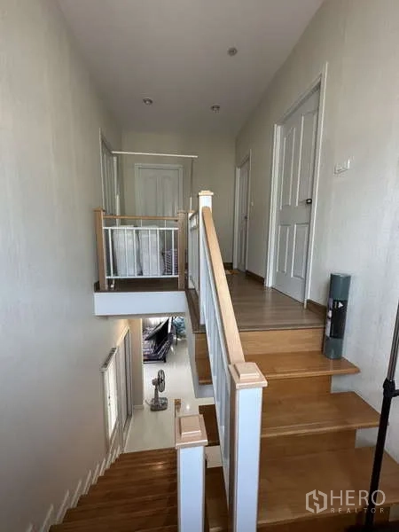 บ้าน ขายในSai Mai, Bangkok - บันไดไม้ขึ้นชั้นบนสู่โถงและประตูห้องนอน