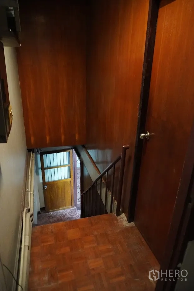 อาคารพาณิชย์ ให้เช่าในWatthana, Bangkok - ชานพักบันไดผนังไม้พร้อมประตูและทางลง