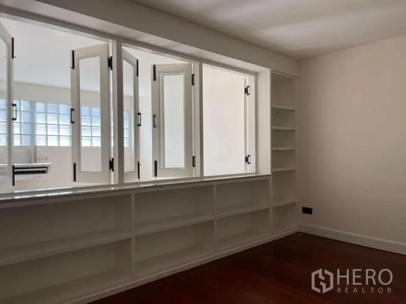 สำนักงานที่บ้าน ให้เช่าในWatthana, Bangkok - ห้องภายในมีชั้นบิลท์อินยาวและหน้าต่างภายในแบบบานพับ.