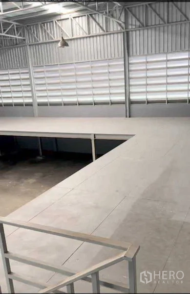 คลังสินค้า ให้เช่าในBang Khun Thian, Bangkok - มุมมองด้านบนของชั้นลอยกว้างและผนังระบายอากาศ