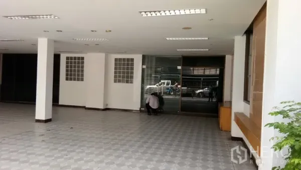 办公空间 出租在Sathon, Bangkok - 沙吞开放式一层办公区，瓷砖地面与玻璃门面。