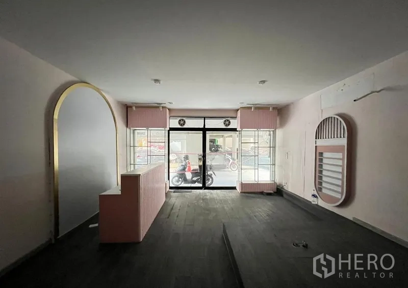 店屋 出租在Watthana, Bangkok - 店内朝入口视角，可见双展示窗与中部抬高地面。