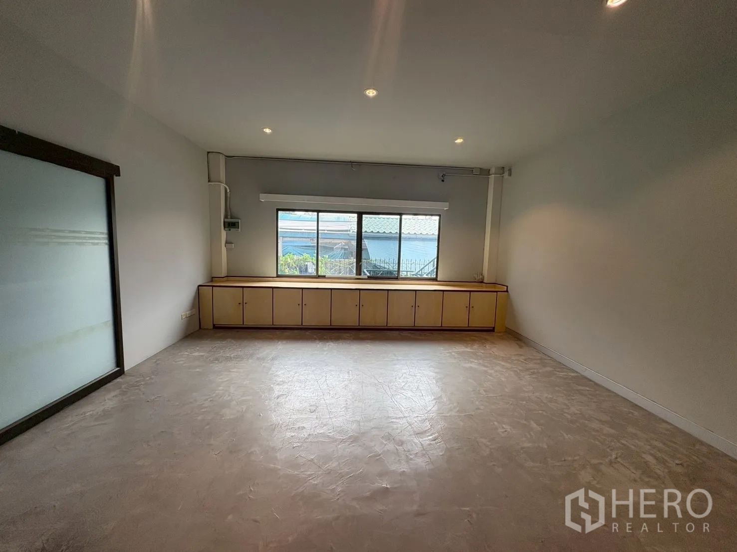 คลังสินค้า for rent in Phra Khanong, Bangkok - ห้องสำนักงานสว่าง มีหน้าต่างและตู้บิวท์อินเตี้ยตลอดแนว.