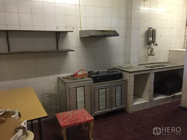 ทาวน์เฮาส์ ให้เช่าในKhlong Toei, Bangkok - ครัวไทยปูกระเบื้องทั้งห้อง เตาแก๊ส เครื่องดูดควัน อ่างล้างจานคู่ และชั้นวางของ