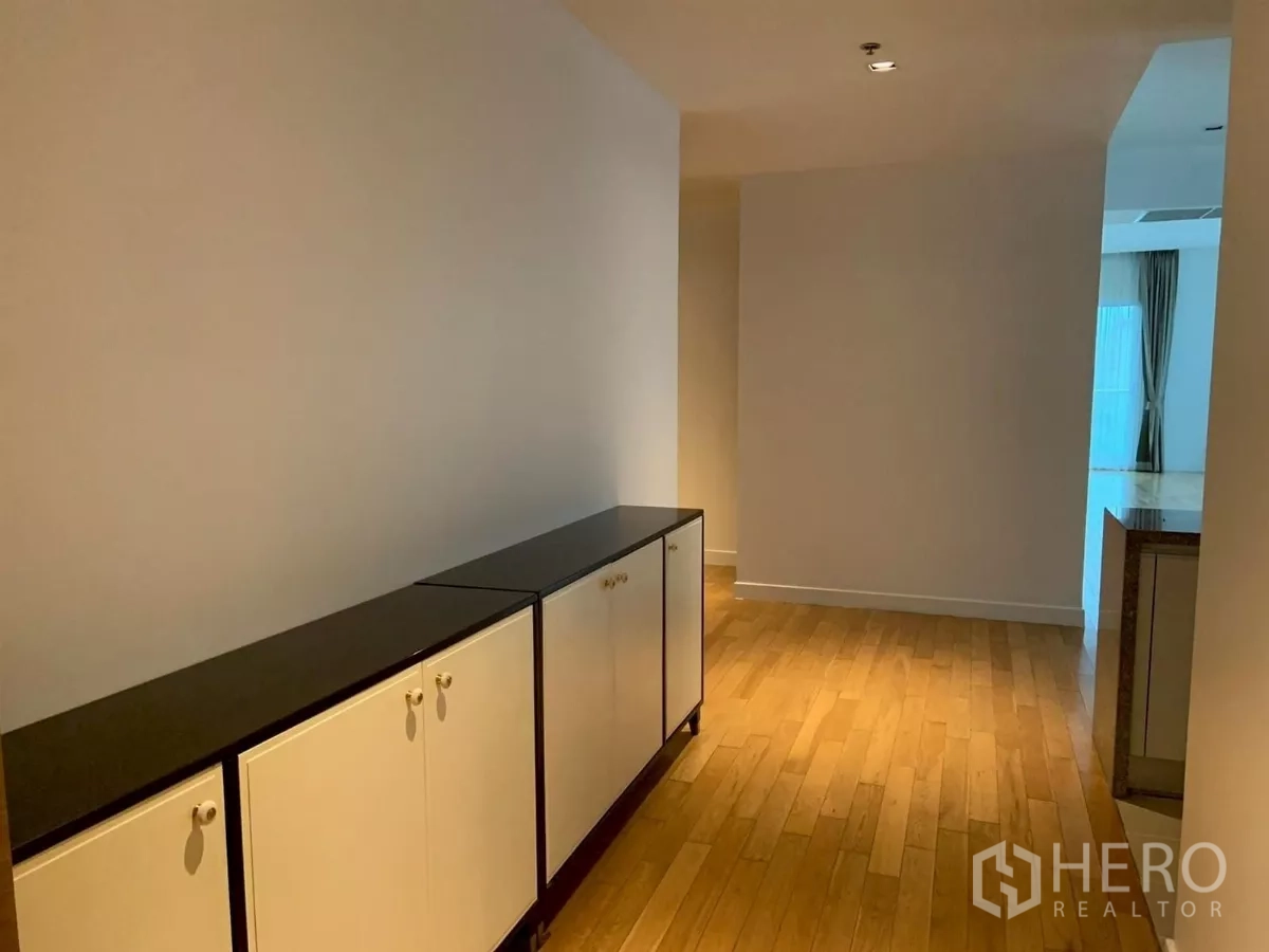 คอนโด ให้เช่าในKhlong Toei, Bangkok - โถงทางเข้าพร้อมตู้เก็บของเตี้ย พื้นไม้จริง