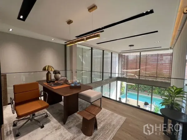 联排别墅 出售在Lat Phrao, Bangkok - 夹层家庭办公区，透过玻璃栏板俯瞰泳池