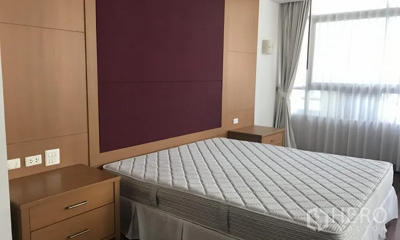 อพาร์ทเมนท์ ให้เช่าในWatthana, Bangkok - ห้องนอนที่สองมีหัวเตียงบุผ้า โต๊ะข้างเตียงคู่ และหน้าต่างพร้อมผ้าม่าน