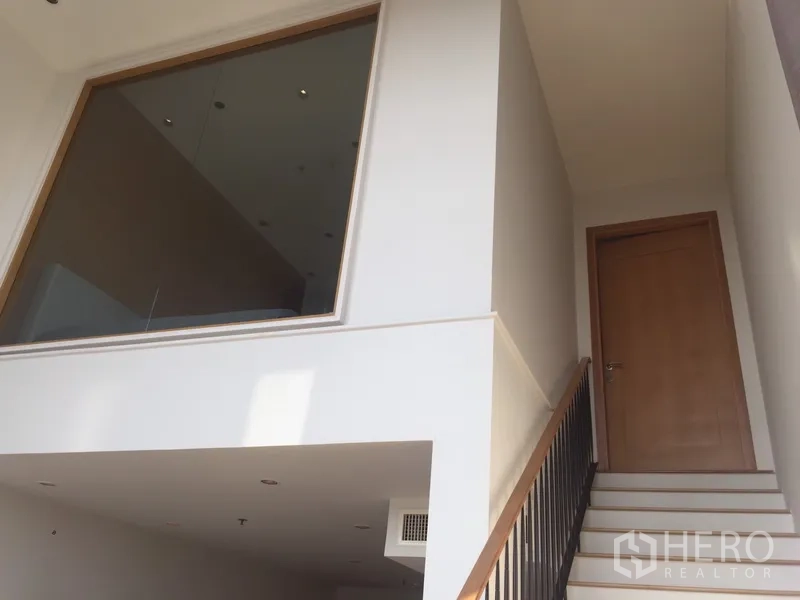 คอนโด ให้เช่าในKhlong Toei, Bangkok - บันไดขึ้นชั้นลอย พร้อมผนังกระจกภายในและประตูไม้