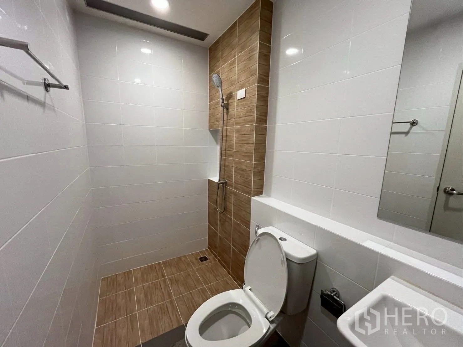 联排别墅 for rent in Bang Phli, Samut Prakan - 浴室配步入式淋浴，白色墙砖与棕色装饰墙。
