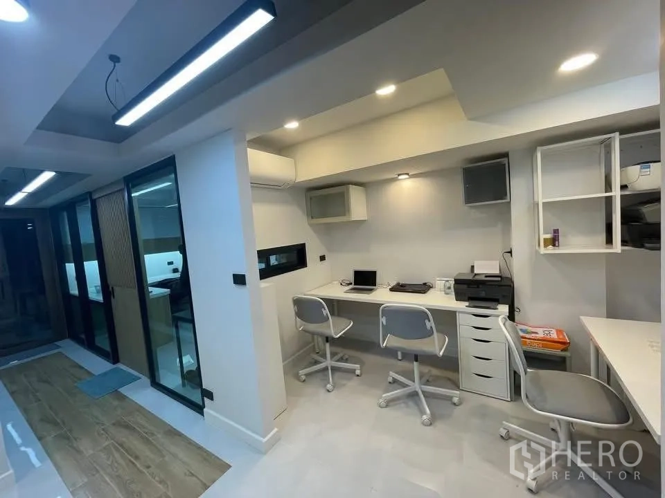 Home Office for rent or sale in Bang Kapi, Bangkok - Open-plan office zone with a long workbench, task lighting and glass partitions.