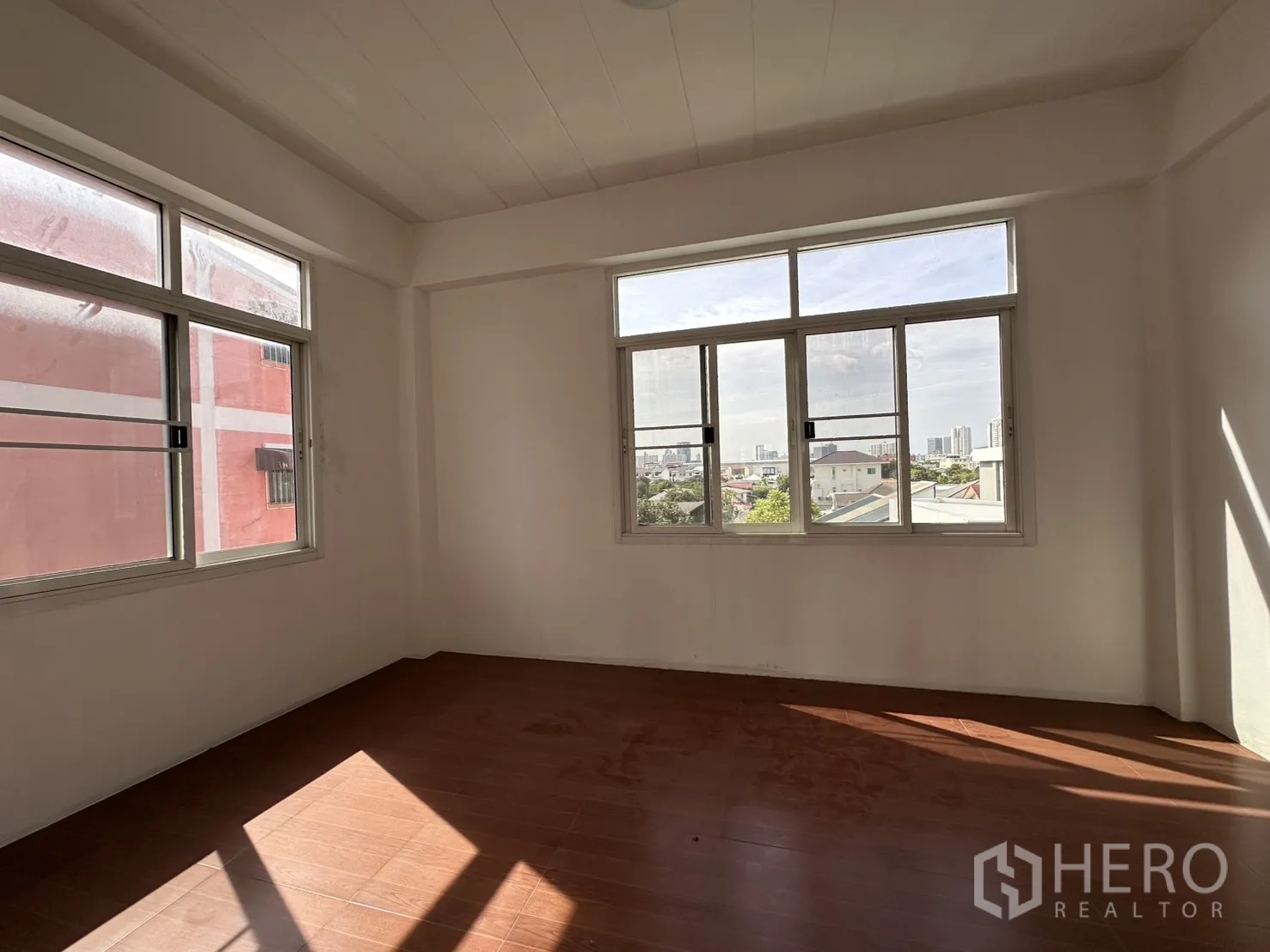 店屋 for rent in Phra Khanong, Bangkok - 采光充足的房间，宽窗可望城市景致。