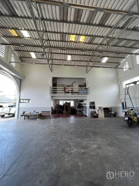 คลังสินค้า ให้เช่าในThung Khru, Bangkok - ทางเข้าและลานหน้าตัวอาคารโกดัง มีที่จอดรถและช่องจอดรถบรรทุก