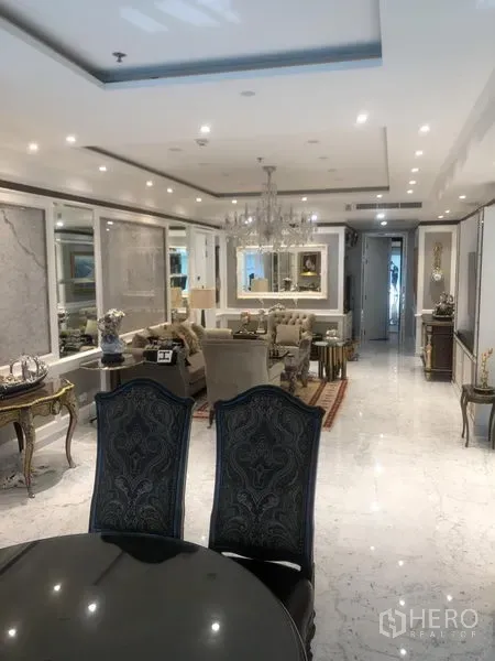 คอนโด ขายในWatthana, Bangkok - โถงนั่งเล่นและรับประทานอาหารแบบโอเพ่นสเปซ ไฟดาวน์ไลท์ โคมระย้า พื้นหินอ่อน ผนังกระจกเงา และเฟอร์นิเจอร์คลาสสิก