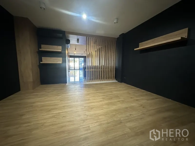 สำนักงานที่บ้าน ให้เช่าในPhra Khanong, Bangkok - ห้องทำงานพื้นไม้โทนอุ่น มีชั้นแขวนติดผนัง