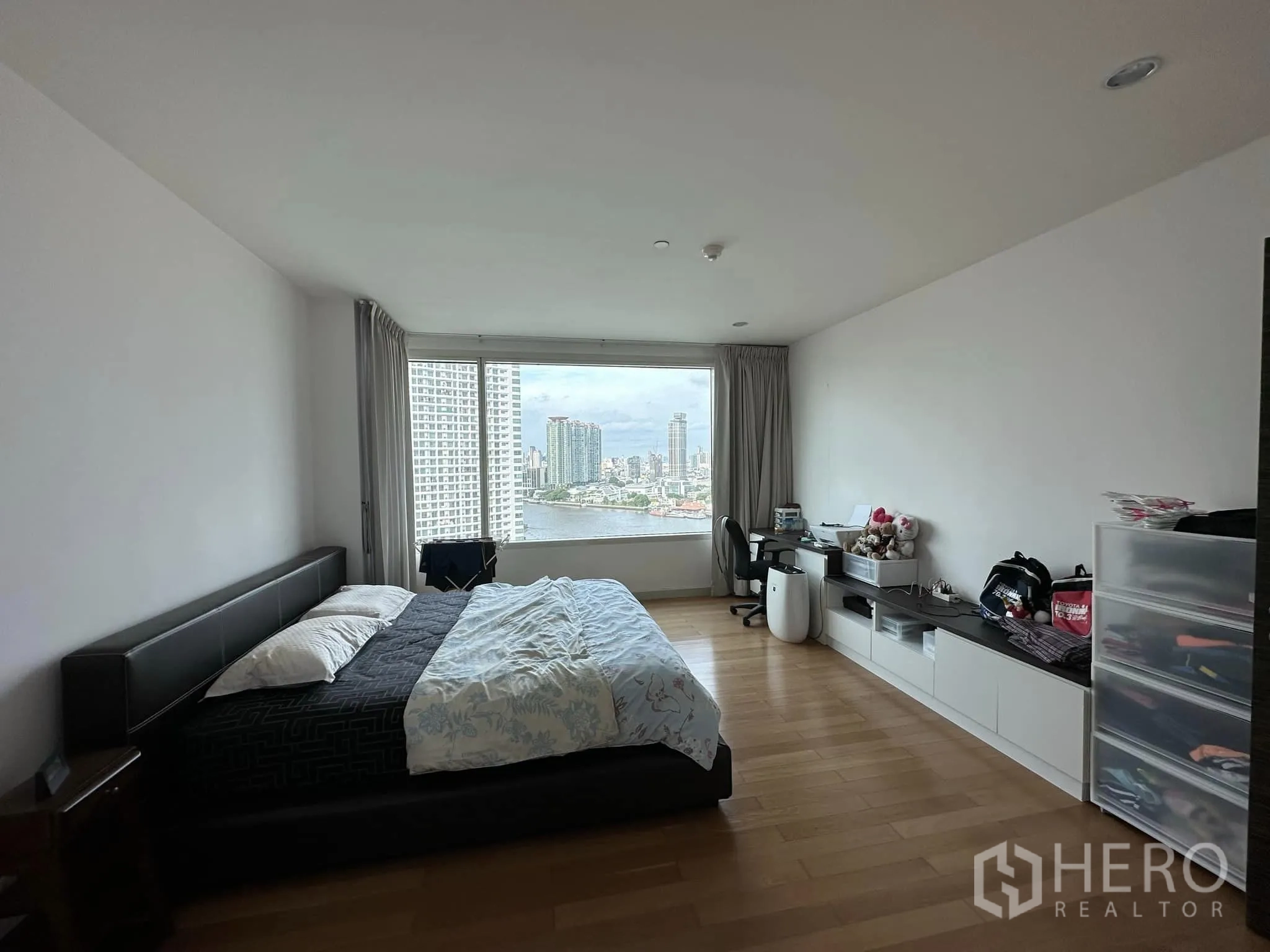 คอนโด ขายในKhlong San, Bangkok - ห้องนอนใหญ่ชมวิวแม่น้ำ มีโต๊ะทำงานและพื้นไม้.