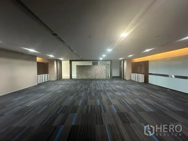 สำนักงาน ให้เช่าในKhlong Toei, Bangkok - พื้นที่ทำงานปูพรมขนาดใหญ่ กั้นกระจกและไฟเพดาน