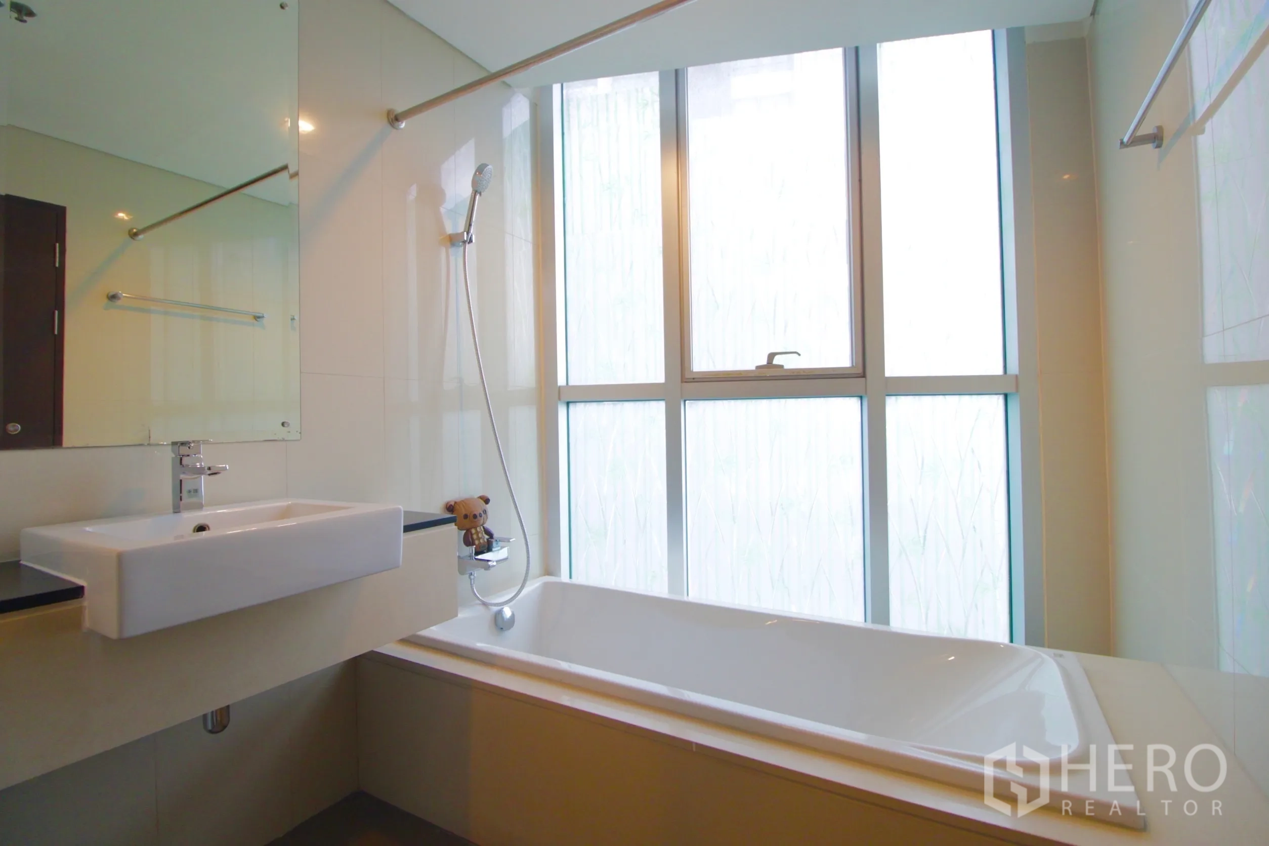 คอนโด ให้เช่าในKhlong Toei, Bangkok - ห้องน้ำอีกห้องมีอ่างอาบน้ำ ฝักบัวมือถือ หน้าต่างกระจกฝ้าบานใหญ่ และอ่างล้างหน้าแขวนผนัง