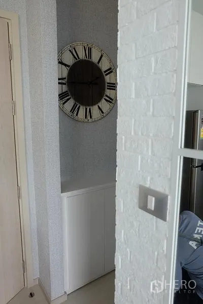 公寓 出租在Khlong Toei, Bangkok - 角落摆放复古大挂钟与内置柜，邻近厨房。