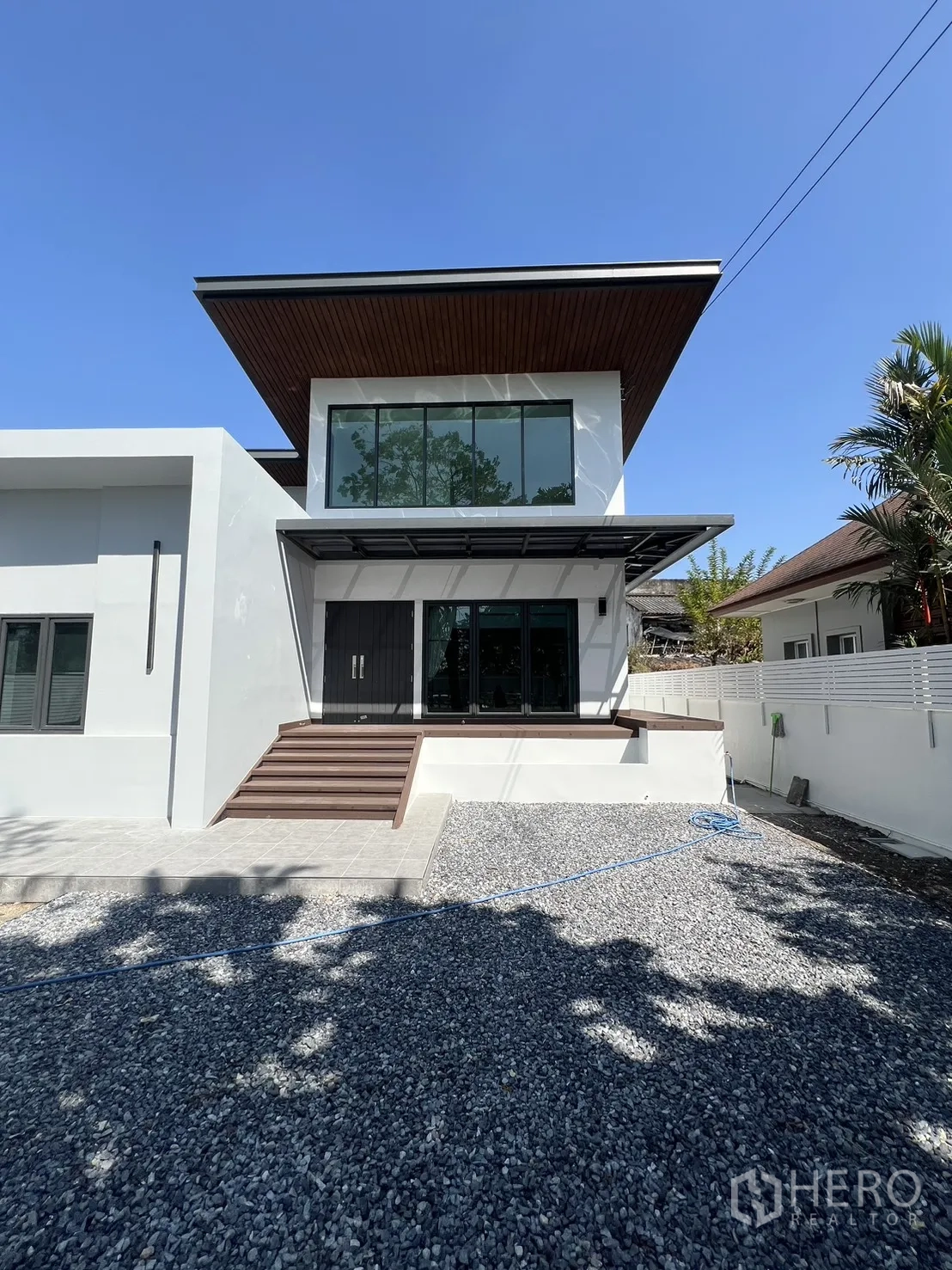 บ้าน ให้เช่าในSaphan Sung, Bangkok - ด้านหน้าบ้านมีบันไดกว้าง กระจกบานใหญ่ และหลังคาลาดเอียงโดดเด่น