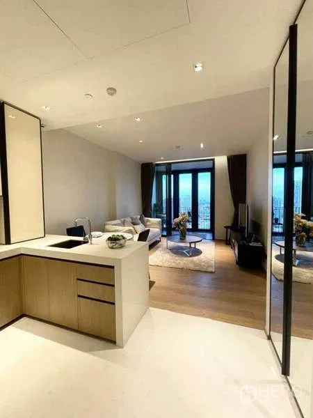 คอนโด ให้เช่าหรือขายในKhlong Toei, Bangkok - พื้นที่นั่งเล่นแบบโอเพ่นพร้อมครัวบิลท์อิน พื้นไม้ และประตูระเบียงวิวเมือง