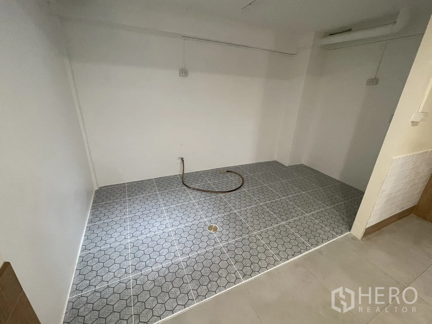 ทาวน์เฮาส์ ให้เช่าในPhra Khanong, Bangkok - มุมซักล้างหรือยูทิลิตี้ ปูกระเบื้องลายหกเหลี่ยม มีจุดต่อประปา